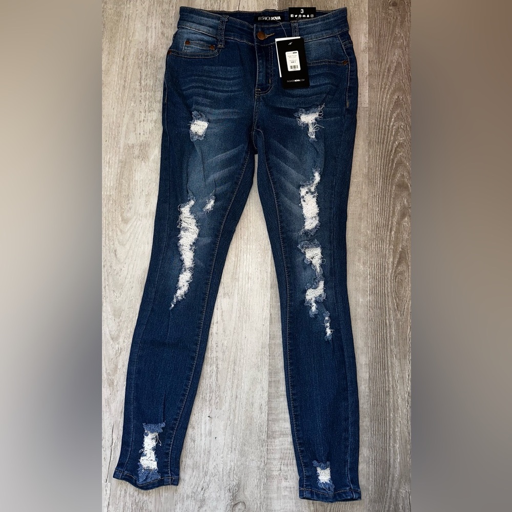 Fashion nova Reagan mid rise jeans size 3 medium blue wash